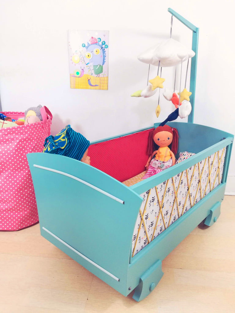 Bébé Bisous - Joli berceau pour poupée sur Bébé Bisous 🎁 En vente